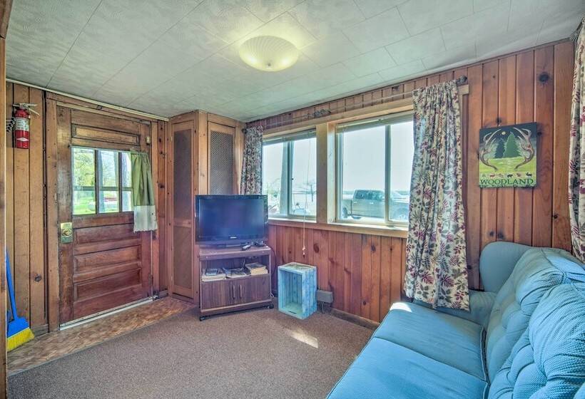 Convenient Cabin W/ Access To 3 Boat Docks!