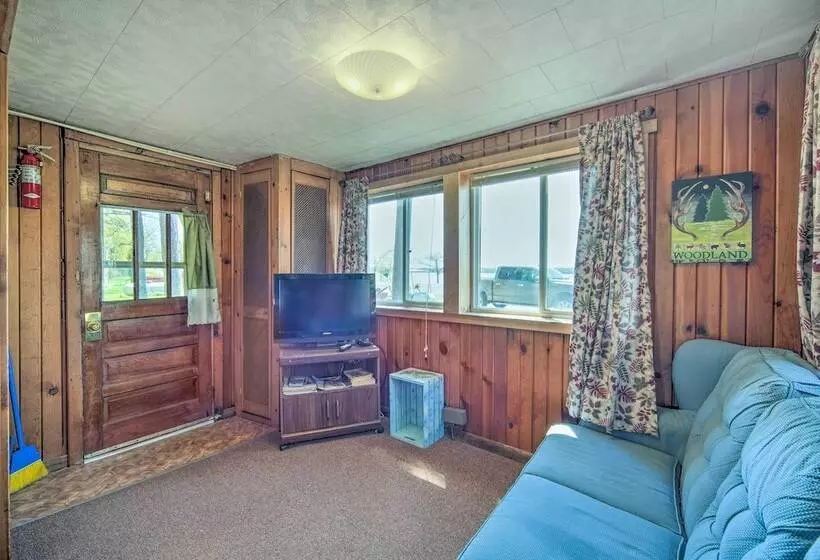 Convenient Cabin W/ Access To 3 Boat Docks!