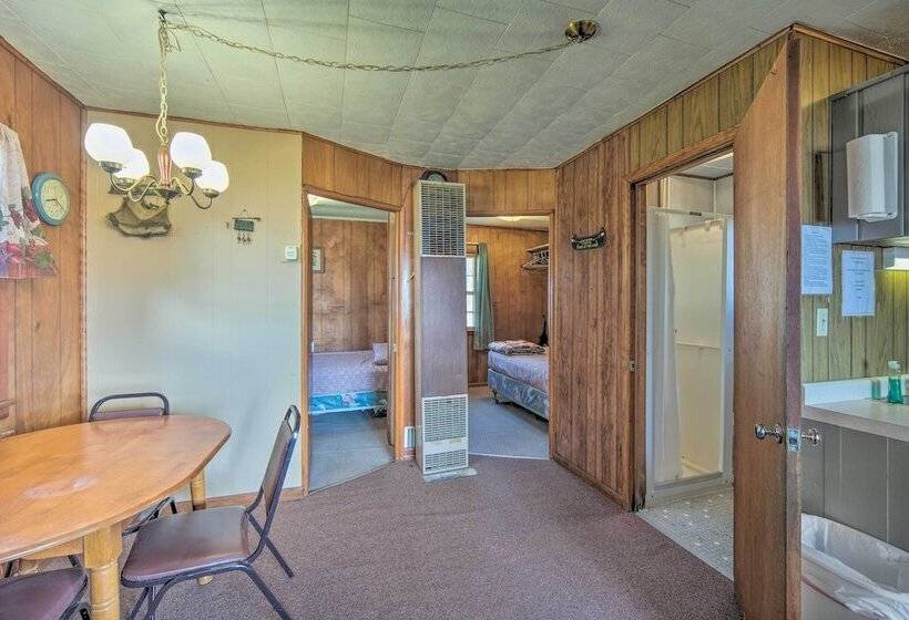 Convenient Cabin W/ Access To 3 Boat Docks!