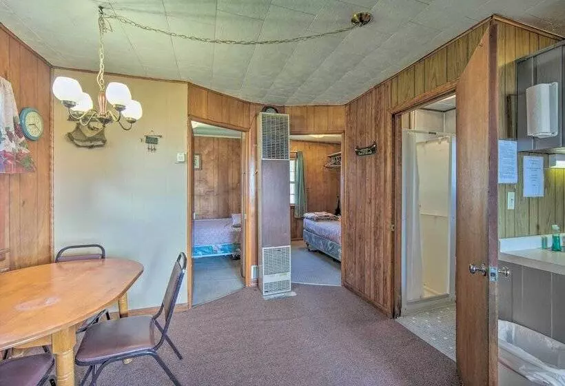 Convenient Cabin W/ Access To 3 Boat Docks!