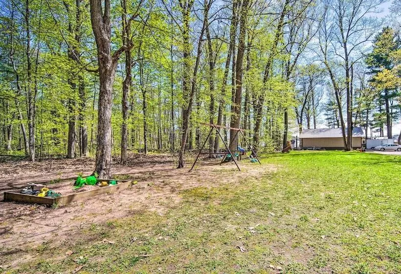 Convenient Cabin W/ Access To 3 Boat Docks!