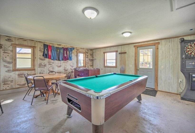 Convenient Cabin W/ Access To 3 Boat Docks!