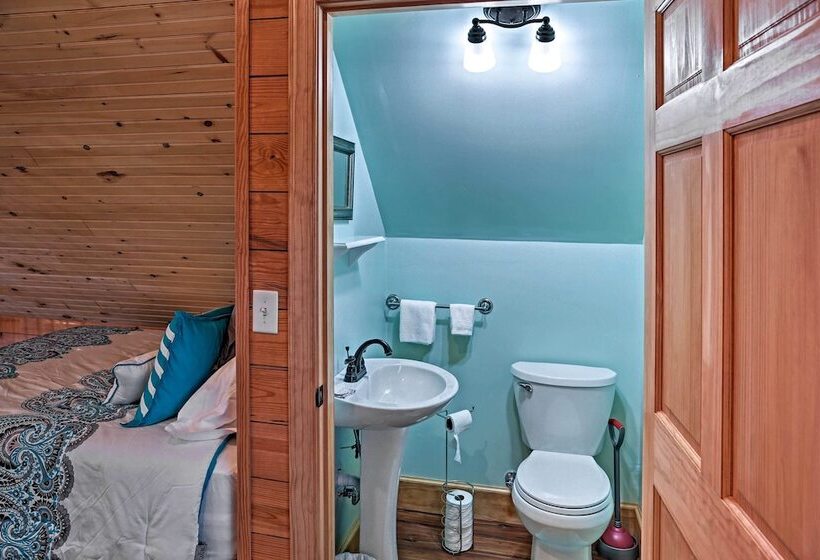 Cozy East Bernstadt Cabin W/ Porch + Fishing Lake!