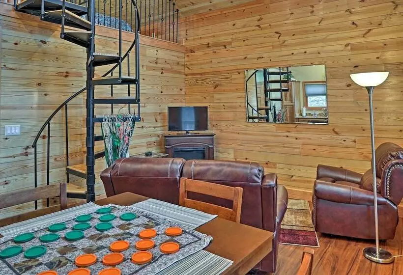 Cozy East Bernstadt Cabin W/ Porch + Fishing Lake!