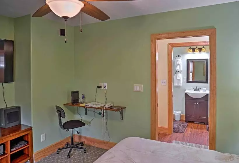 Cozy East Bernstadt Cabin W/ Porch + Fishing Lake!