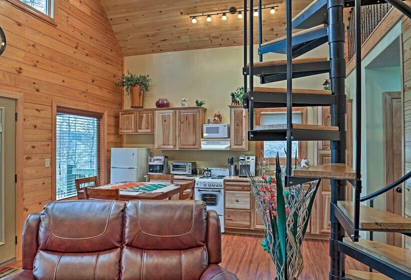 Cozy East Bernstadt Cabin W/ Porch + Fishing Lake!