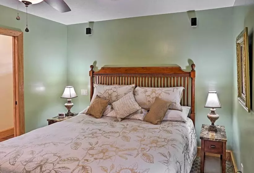 Cozy East Bernstadt Cabin W/ Porch + Fishing Lake!