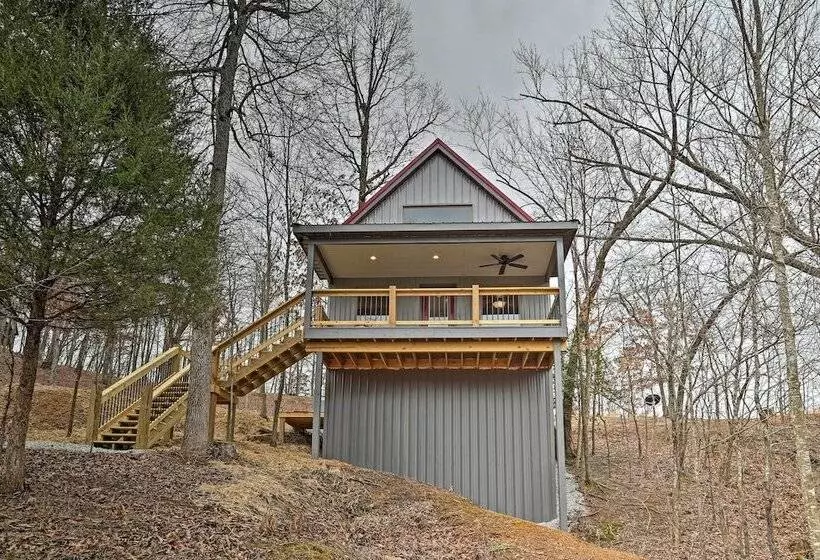Cozy East Bernstadt Cabin W/ Porch + Fishing Lake!