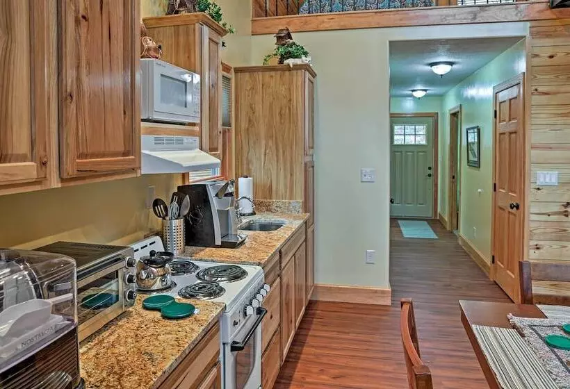 Cozy East Bernstadt Cabin W/ Porch + Fishing Lake!