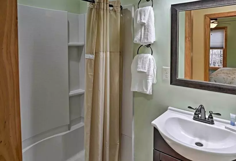 Cozy East Bernstadt Cabin W/ Porch + Fishing Lake!