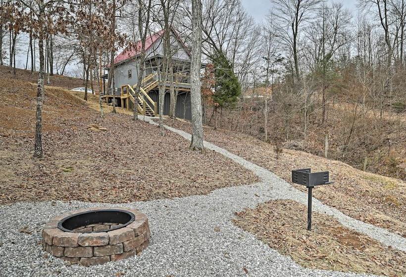 Cozy East Bernstadt Cabin W/ Porch + Fishing Lake!