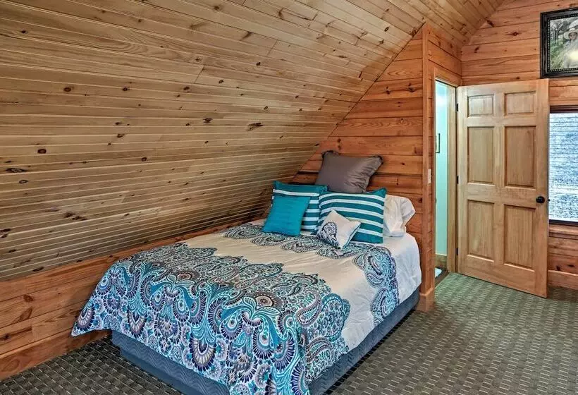 Cozy East Bernstadt Cabin W/ Porch + Fishing Lake!