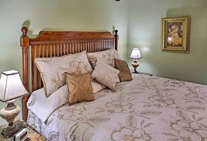 Cozy East Bernstadt Cabin W/ Porch + Fishing Lake!