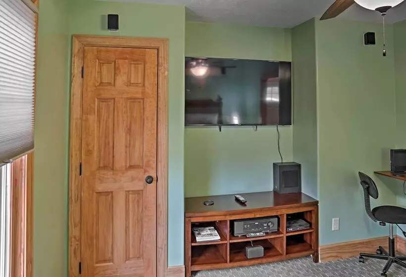 Cozy East Bernstadt Cabin W/ Porch + Fishing Lake!