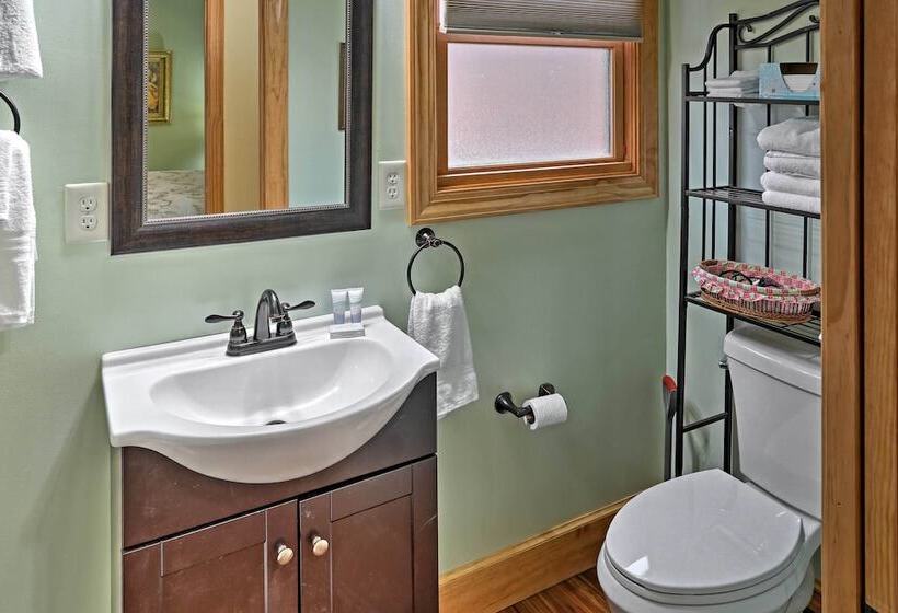 Cozy East Bernstadt Cabin W/ Porch + Fishing Lake!