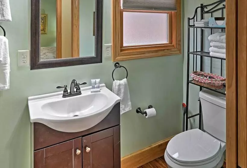 Cozy East Bernstadt Cabin W/ Porch + Fishing Lake!