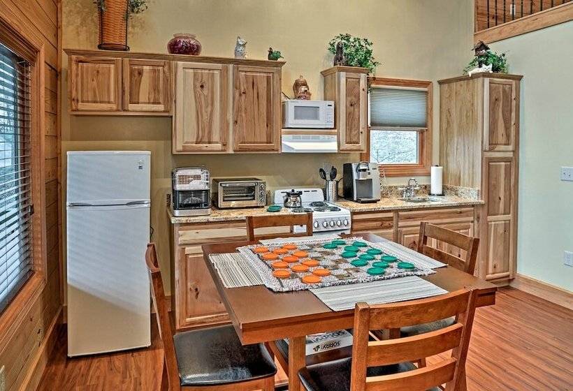 Cozy East Bernstadt Cabin W/ Porch + Fishing Lake!