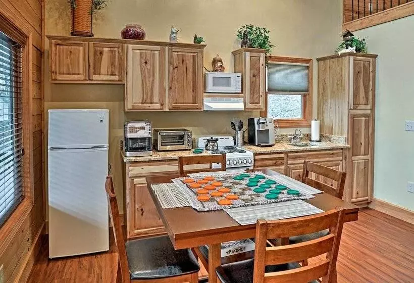 Cozy East Bernstadt Cabin W/ Porch + Fishing Lake!