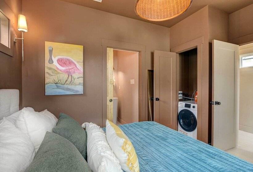 1 Mi To Historic Pleasure Pier: Home W/ Grill!