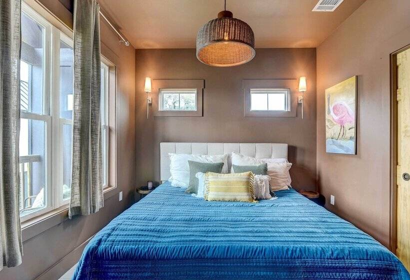 1 Mi To Historic Pleasure Pier: Home W/ Grill!