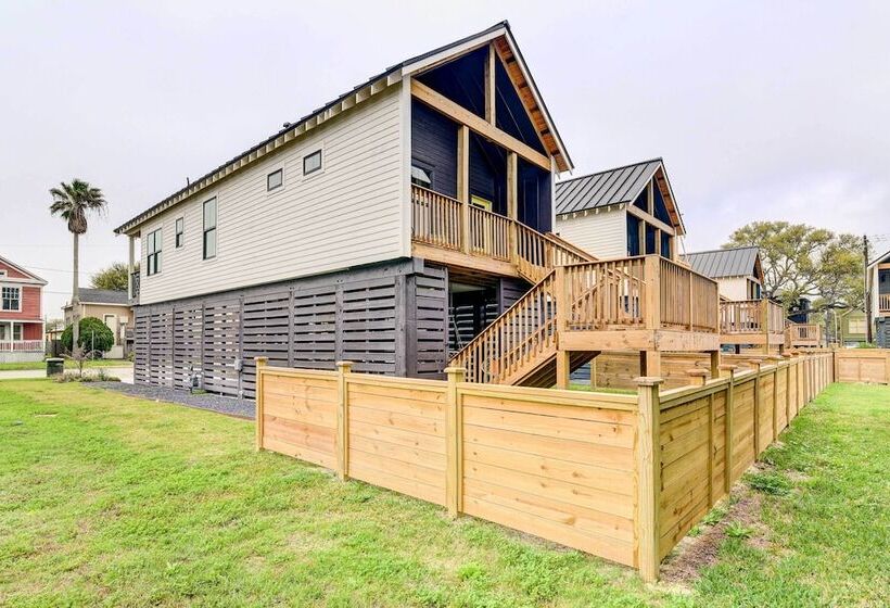 1 Mi To Historic Pleasure Pier: Home W/ Grill!