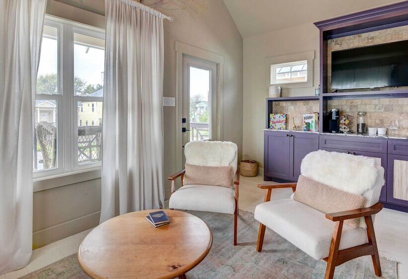 1 Mi To Historic Pleasure Pier: Home W/ Grill!