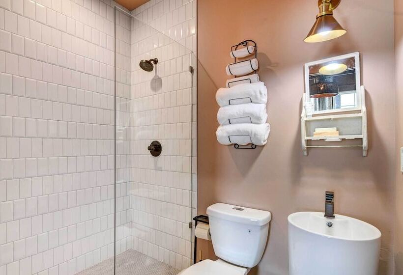 1 Mi To Historic Pleasure Pier: Home W/ Grill!