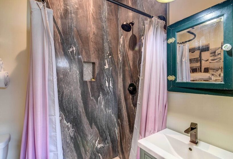 1 Mi To Historic Pleasure Pier: Home W/ Grill!