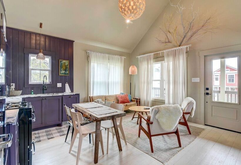 1 Mi To Historic Pleasure Pier: Home W/ Grill!