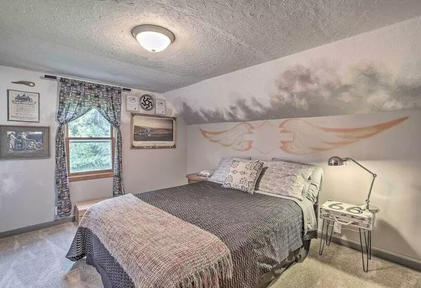 Eclectic Ladysmith Hideaway: Hike And Hunt!