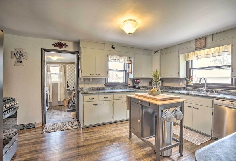 Eclectic Ladysmith Hideaway: Hike And Hunt!