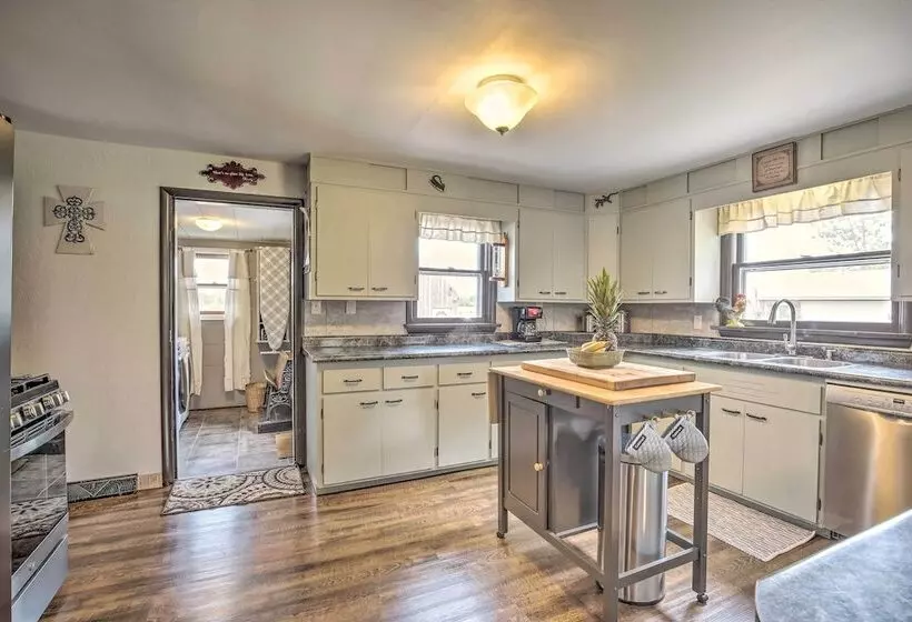 Eclectic Ladysmith Hideaway: Hike And Hunt!