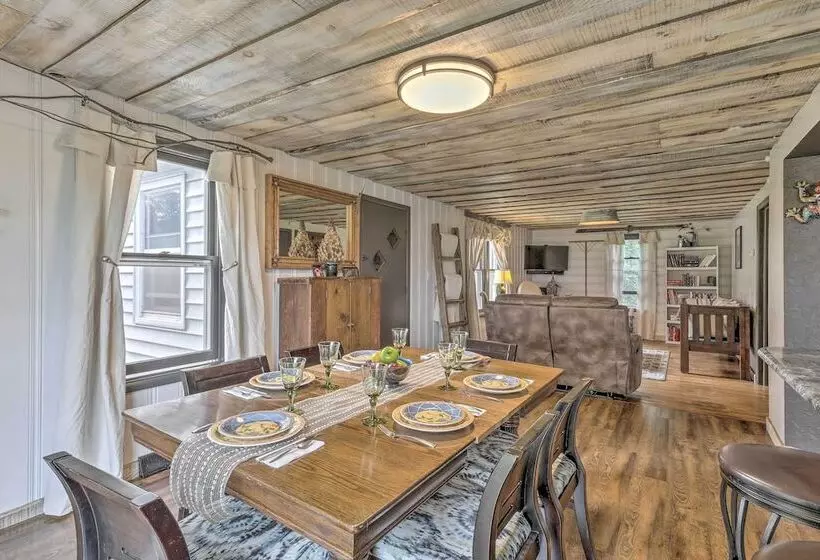 Eclectic Ladysmith Hideaway: Hike And Hunt!