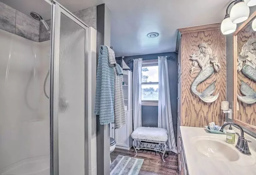 Eclectic Ladysmith Hideaway: Hike And Hunt!