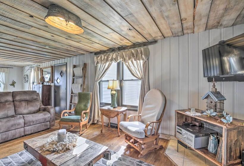 Eclectic Ladysmith Hideaway: Hike And Hunt!