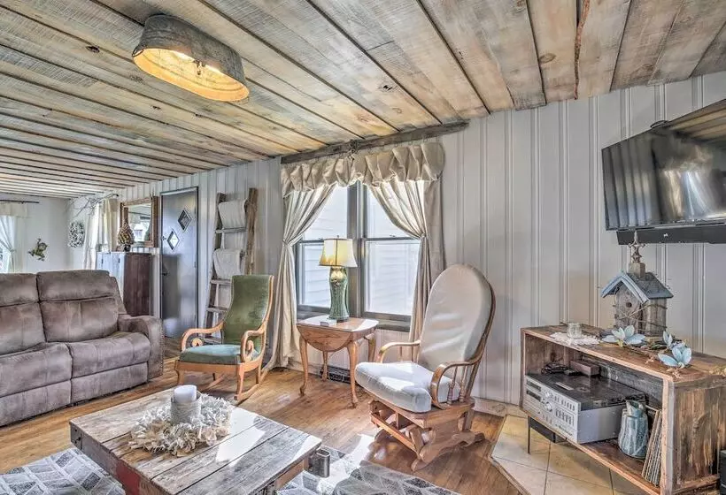 Eclectic Ladysmith Hideaway: Hike And Hunt!