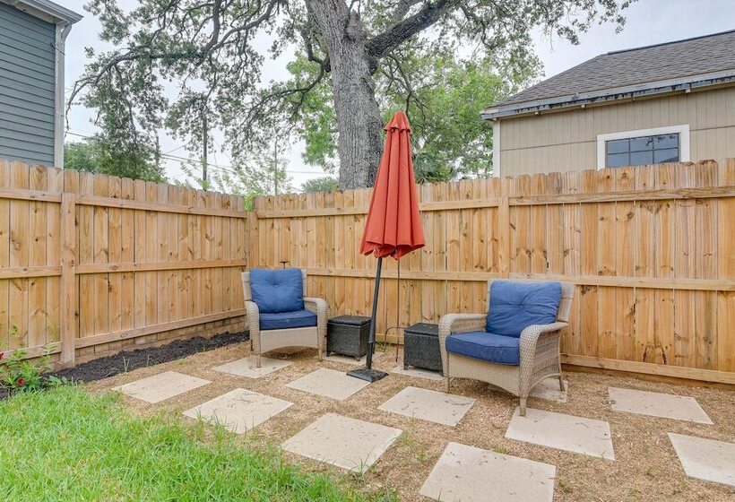 4 Blocks To Beach: Home W/ Patio In Galveston!