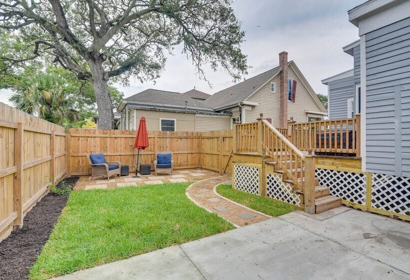 4 Blocks To Beach: Home W/ Patio In Galveston!