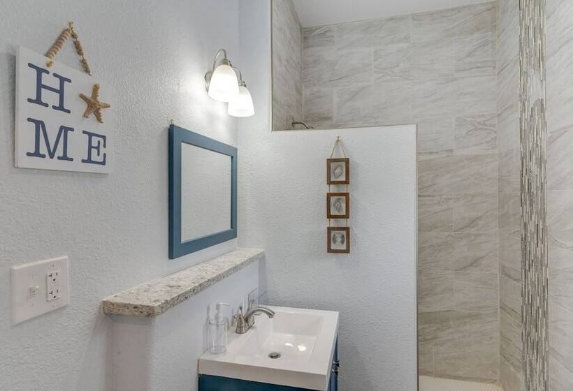 4 Blocks To Beach: Home W/ Patio In Galveston!