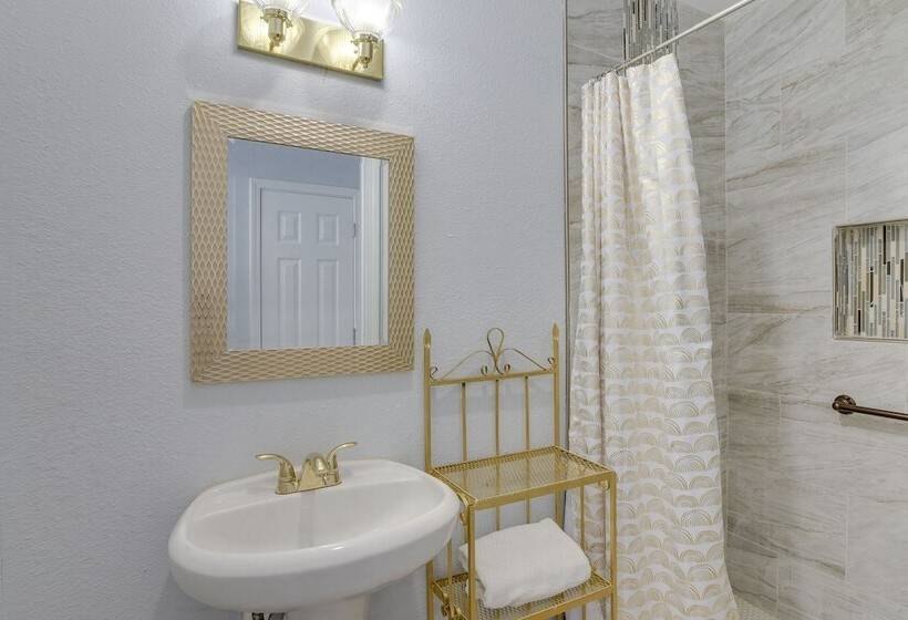 4 Blocks To Beach: Home W/ Patio In Galveston!