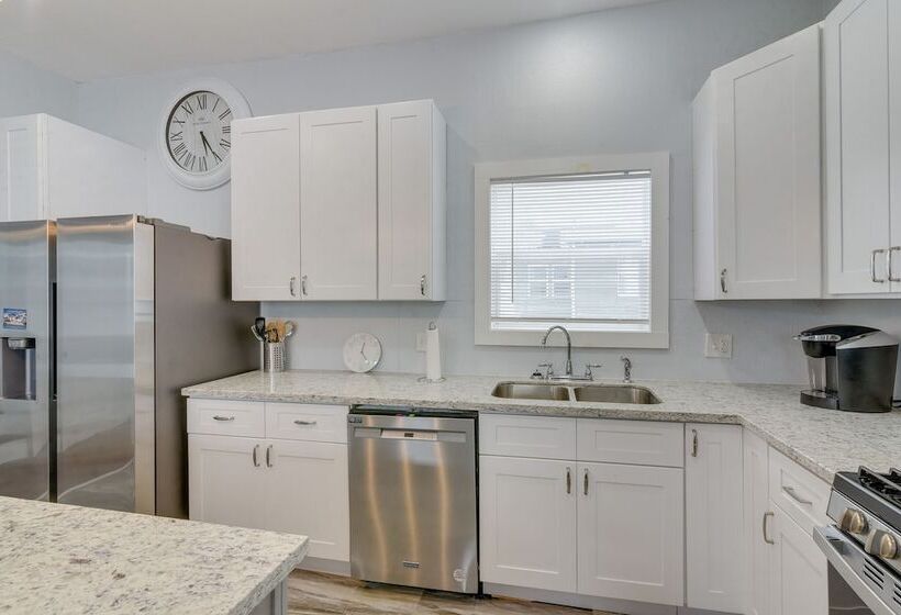 4 Blocks To Beach: Home W/ Patio In Galveston!