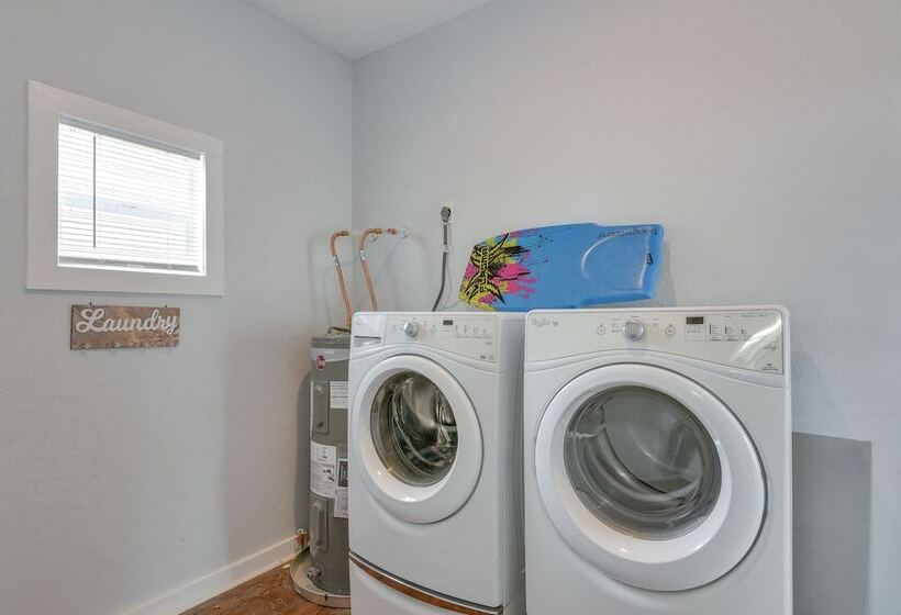 4 Blocks To Beach: Home W/ Patio In Galveston!