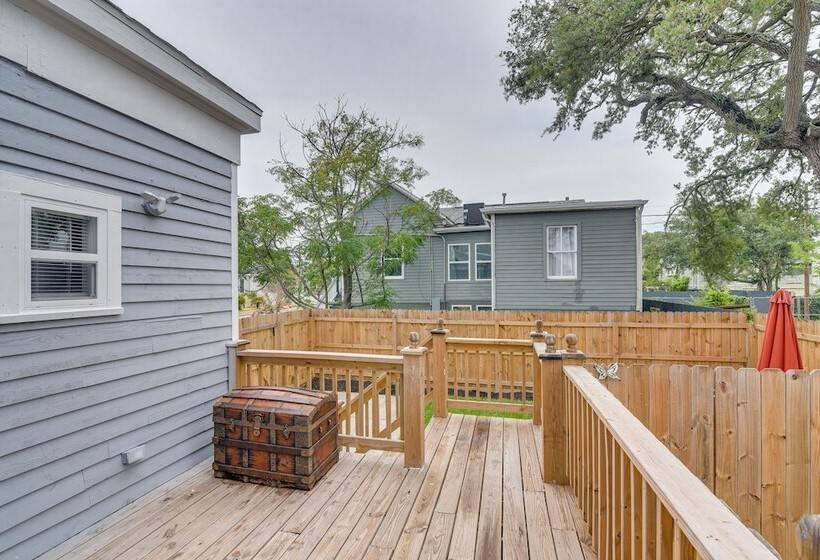 4 Blocks To Beach: Home W/ Patio In Galveston!