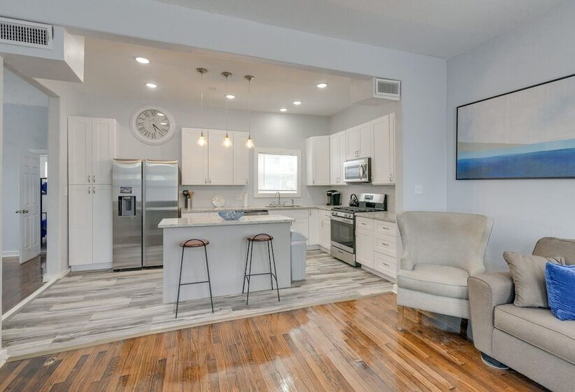 4 Blocks To Beach: Home W/ Patio In Galveston!