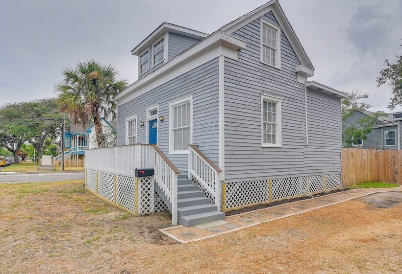 4 Blocks To Beach: Home W/ Patio In Galveston!