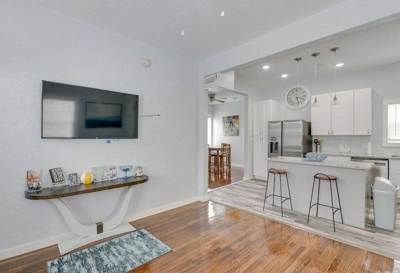 4 Blocks To Beach: Home W/ Patio In Galveston!