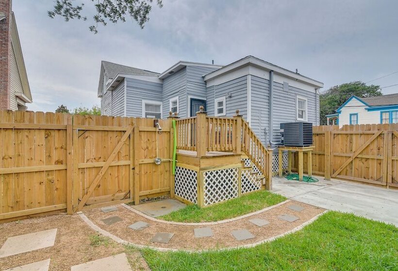 4 Blocks To Beach: Home W/ Patio In Galveston!