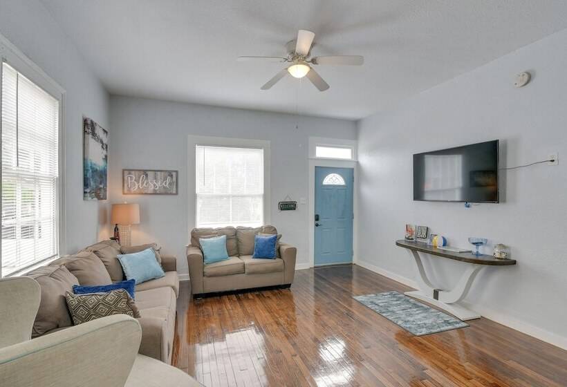 4 Blocks To Beach: Home W/ Patio In Galveston!