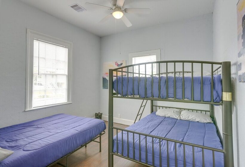 4 Blocks To Beach: Home W/ Patio In Galveston!