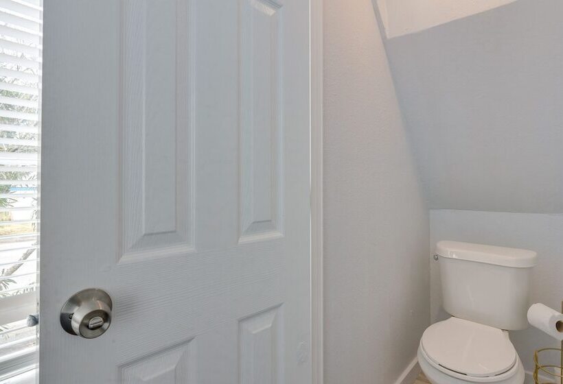 4 Blocks To Beach: Home W/ Patio In Galveston!